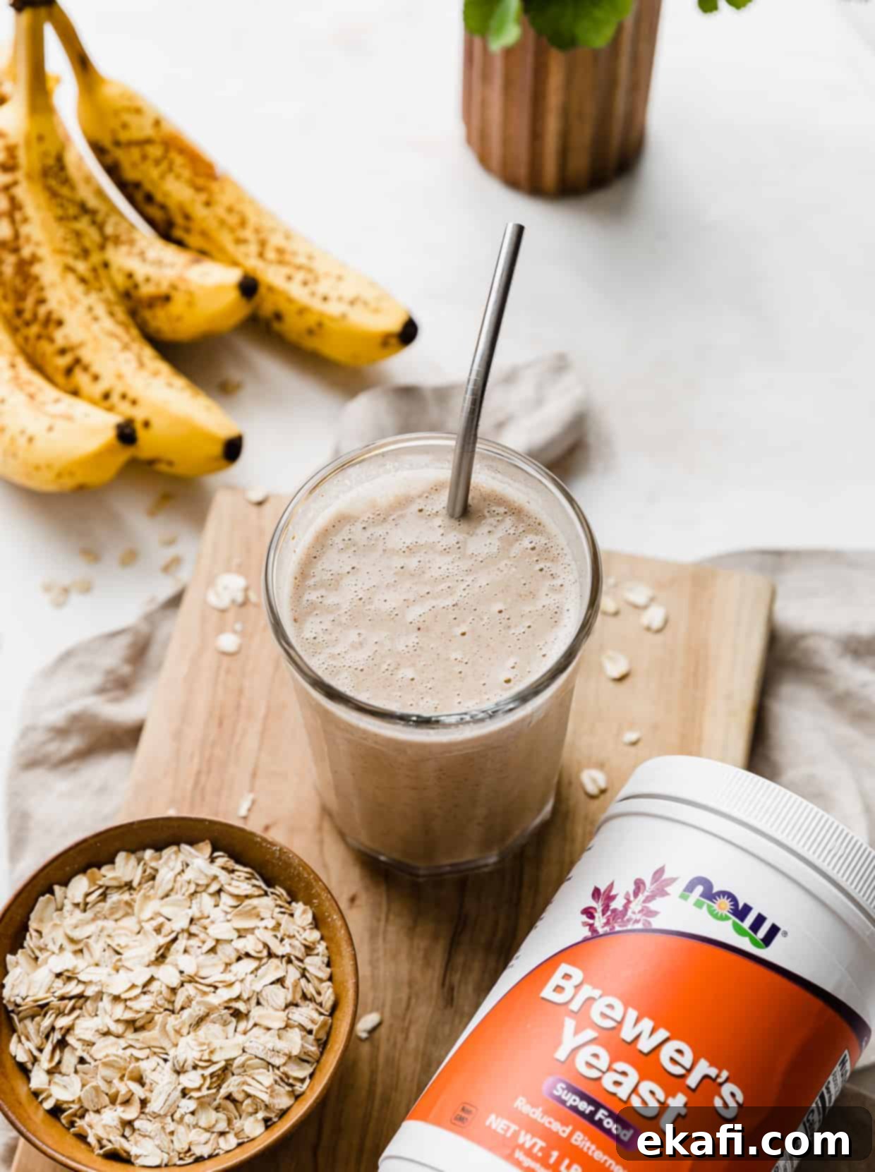 Σμούθι Γαλουχίας 2 Ένα σκουρόχρωμο Smoothie Θηλασμού σε μια ξύλινη επιφάνεια κοπής.