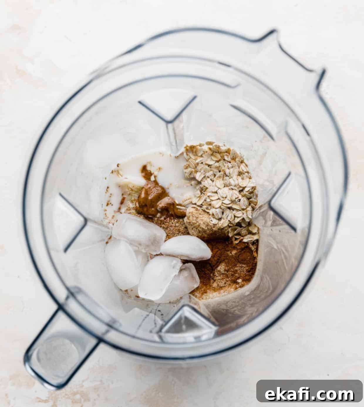 Σμούθι Γαλουχίας 4 Συστατικά smoothie θηλασμού σε ένα μπλέντερ.