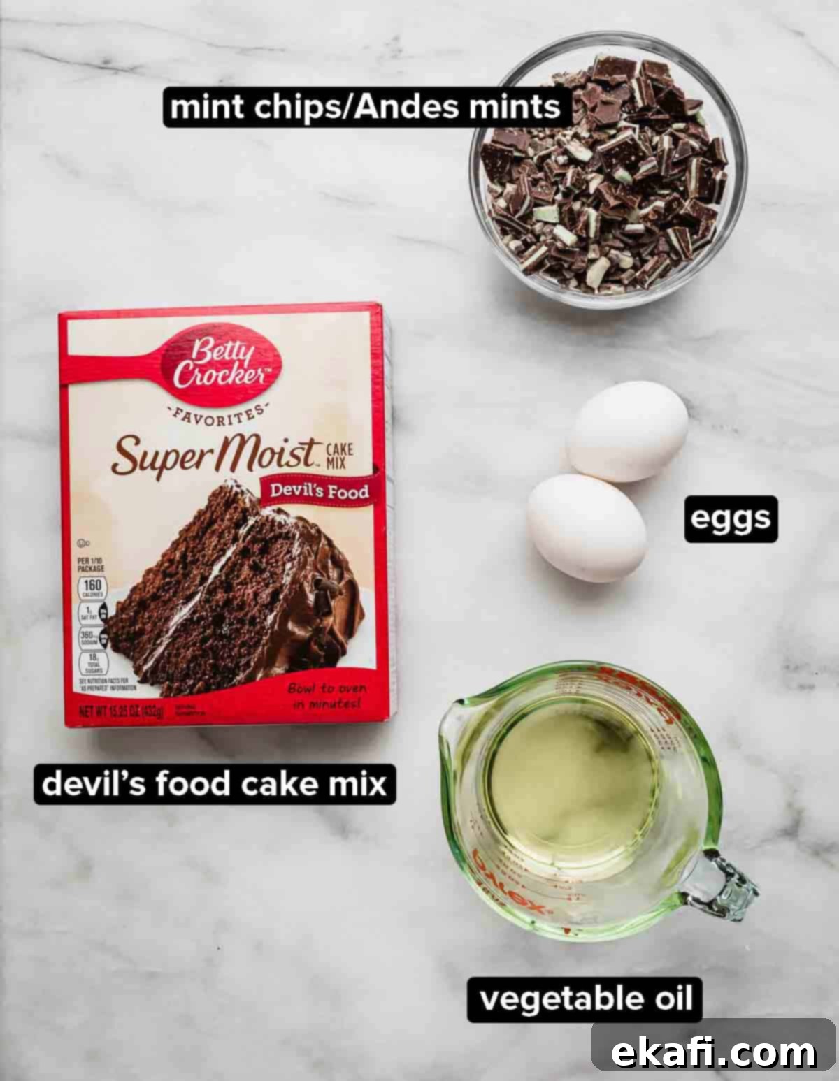 Κουλουράκια με Μείγμα Κέικ Devil's Food 3 Συστατικά για Μπισκότα Devil's Food από Μίγμα Κέικ σε λευκό φόντο: μέντες Andes, μίγμα κέικ, λάδι και δύο αυγά.