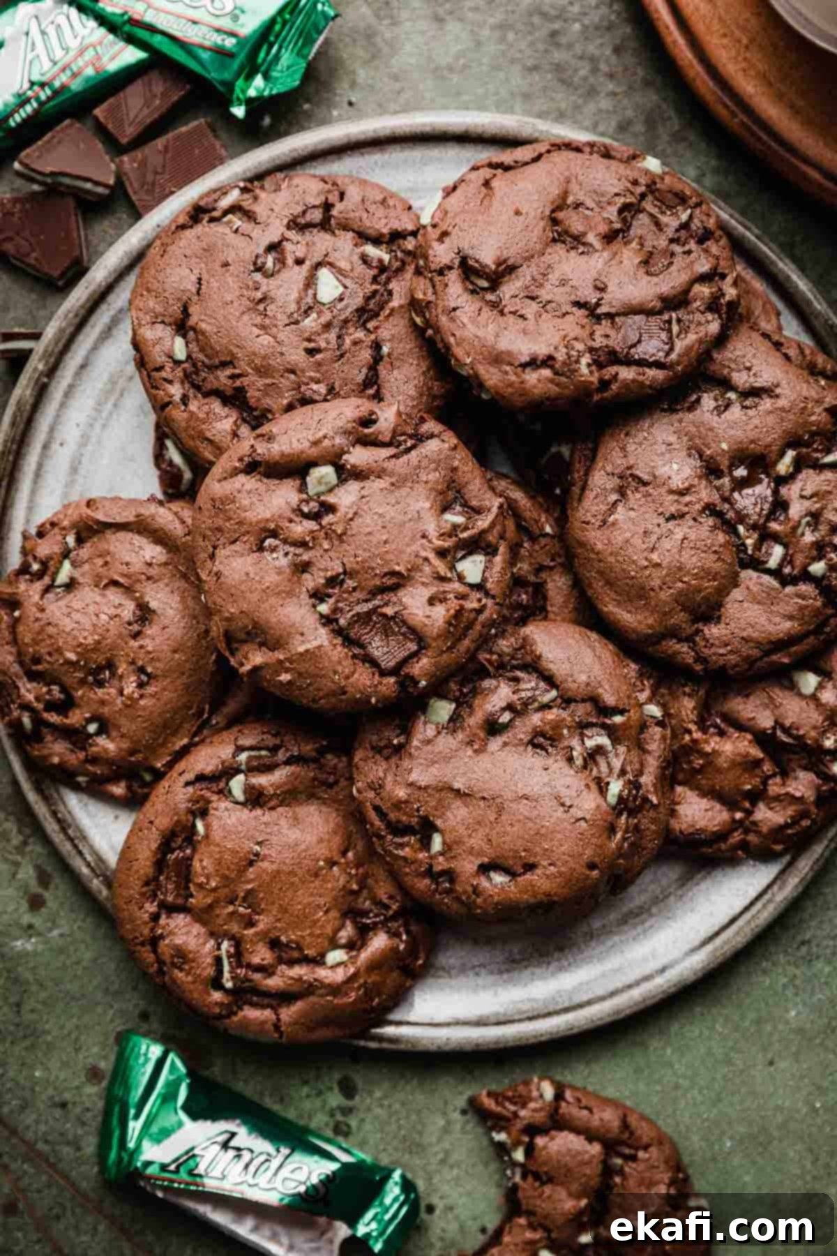 Κουλουράκια με Μείγμα Κέικ Devil's Food 6 Ένα γκρι πιάτο γεμάτο με Μπισκότα Devil's Food από Μίγμα Κέικ, τα οποία έχουν κομμάτια ψιλοκομμένης μέντας Andes.