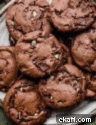 Κουλουράκια με Μείγμα Κέικ Devil's Food 8 Μπισκότα από μίγμα κέικ με κομματάκια μέντας σε γκρι πιάτο.