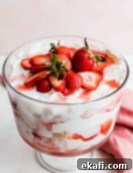 Τράιφλ Φράουλας Σόρτκεϊκ 9 Ένα Trifle Φραουλομπαμπά γαρνιρισμένο με φρέσκες φράουλες.