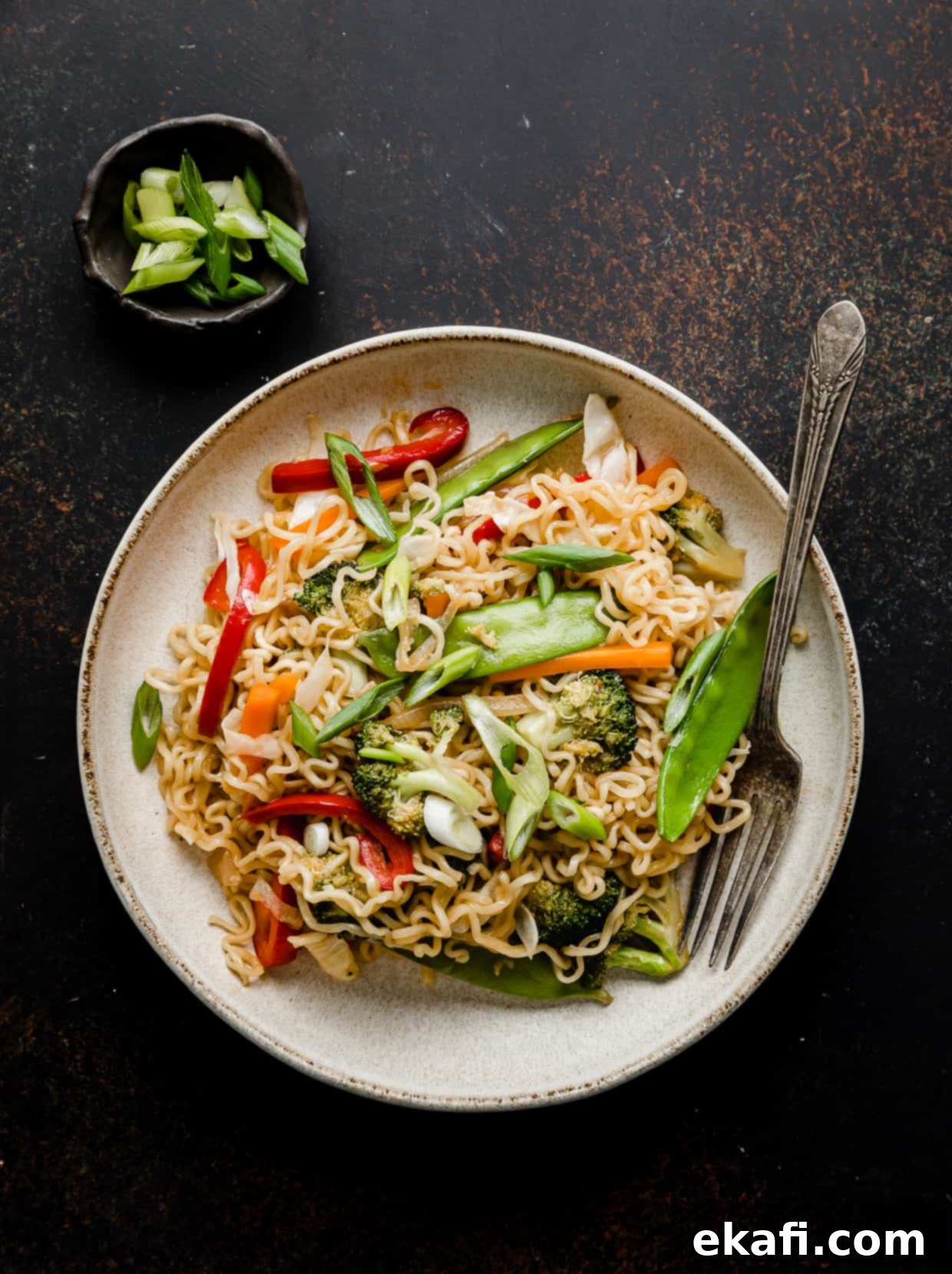 Ράμεν με Λαχανικά 2 Ένα πιάτο Ramen με Λαχανικά σε καφέ φόντο, γεμάτο χρώματα και φρεσκάδα.