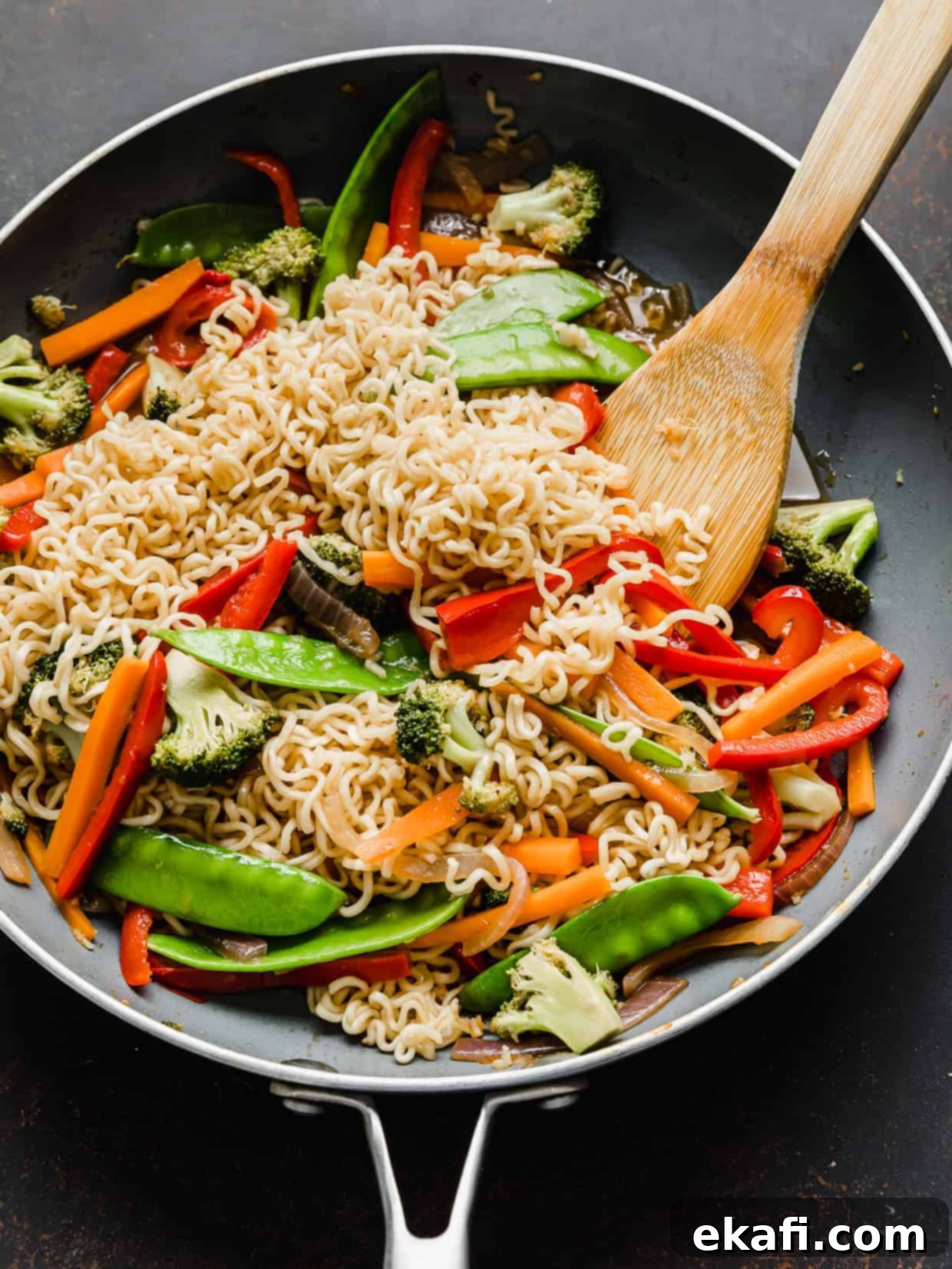 Ράμεν με Λαχανικά 12 Μαγειρεμένο ramen με λαχανικά σε ένα γκρι τηγάνι, έτοιμο να σερβιριστεί.