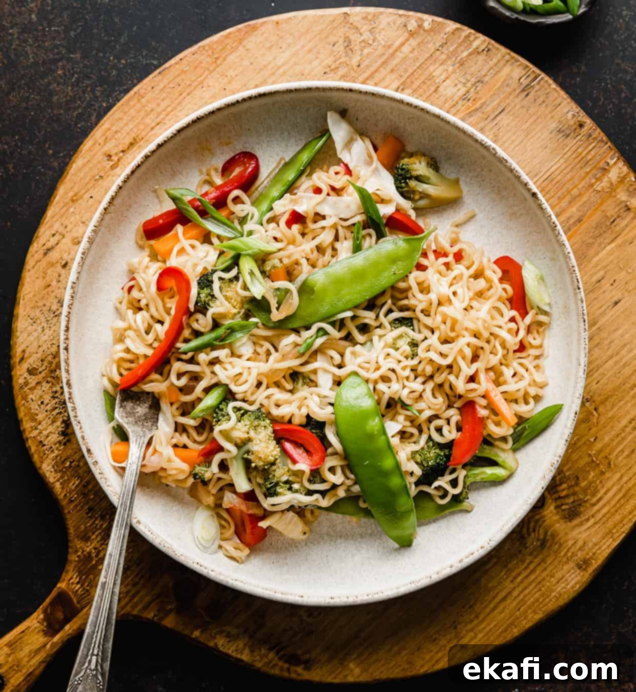 Ράμεν με Λαχανικά 14 Ένα μπολ Ramen με Λαχανικά σε ξύλινο στρογγυλό δίσκο κοπής, έτοιμο για απόλαυση.
