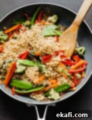 Ράμεν με Λαχανικά 15 Μαγειρεμένο ramen με λαχανικά σε ένα γκρι τηγάνι.