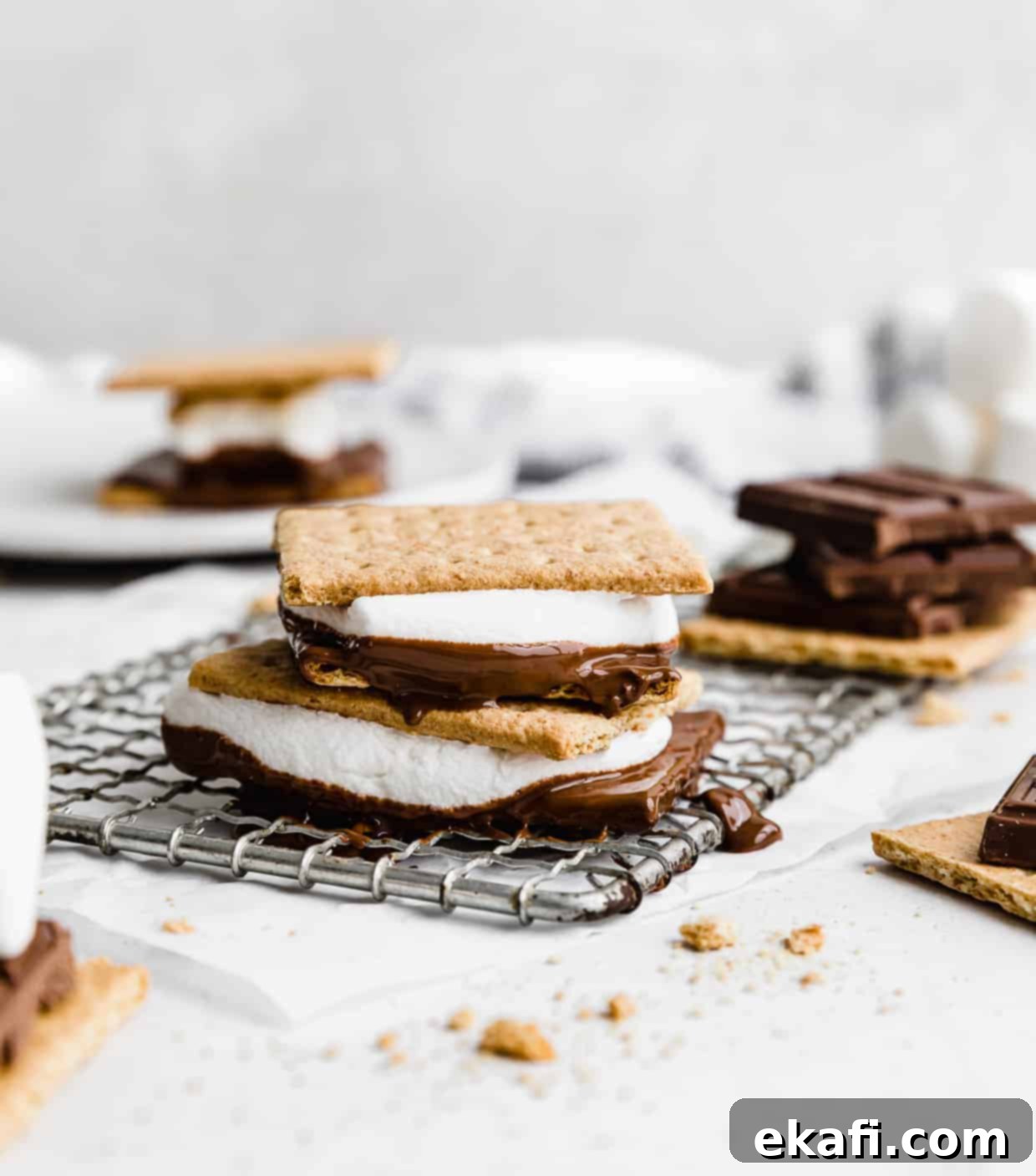 Φουρνιστά Σμορς 2 S'mores φούρνου σε συρμάτινη σχάρα ψύξης σε λευκό φόντο.