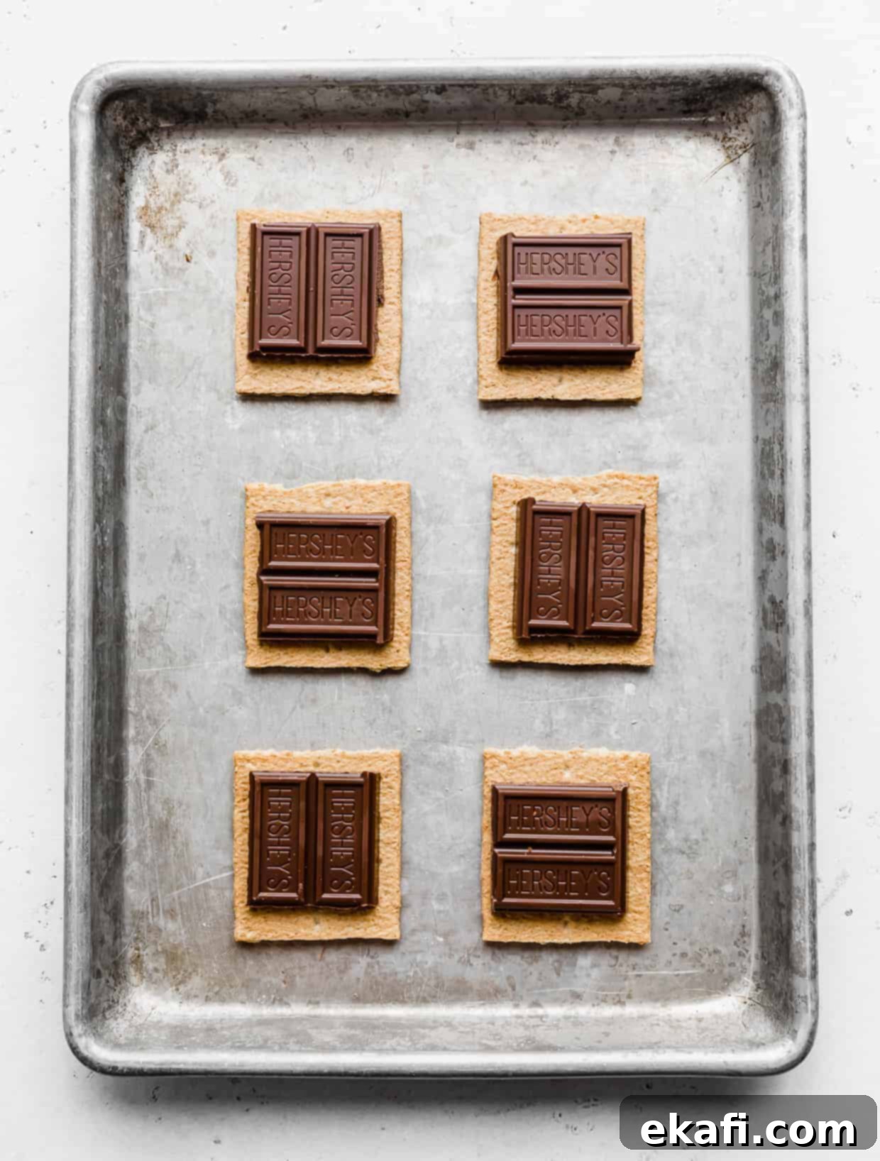 Φουρνιστά Σμορς 5 Τετράγωνα σοκολάτας Hershey's πάνω από τετράγωνα μπισκότων graham.