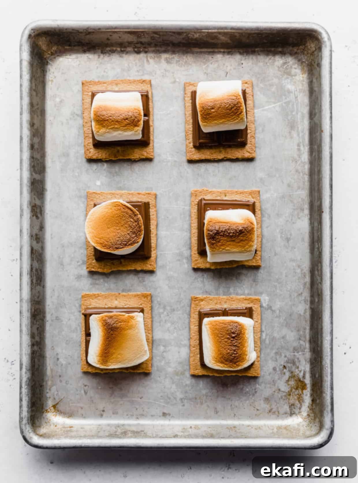 Φουρνιστά Σμορς 7 Ψημένες s'mores φούρνου σε ταψί.