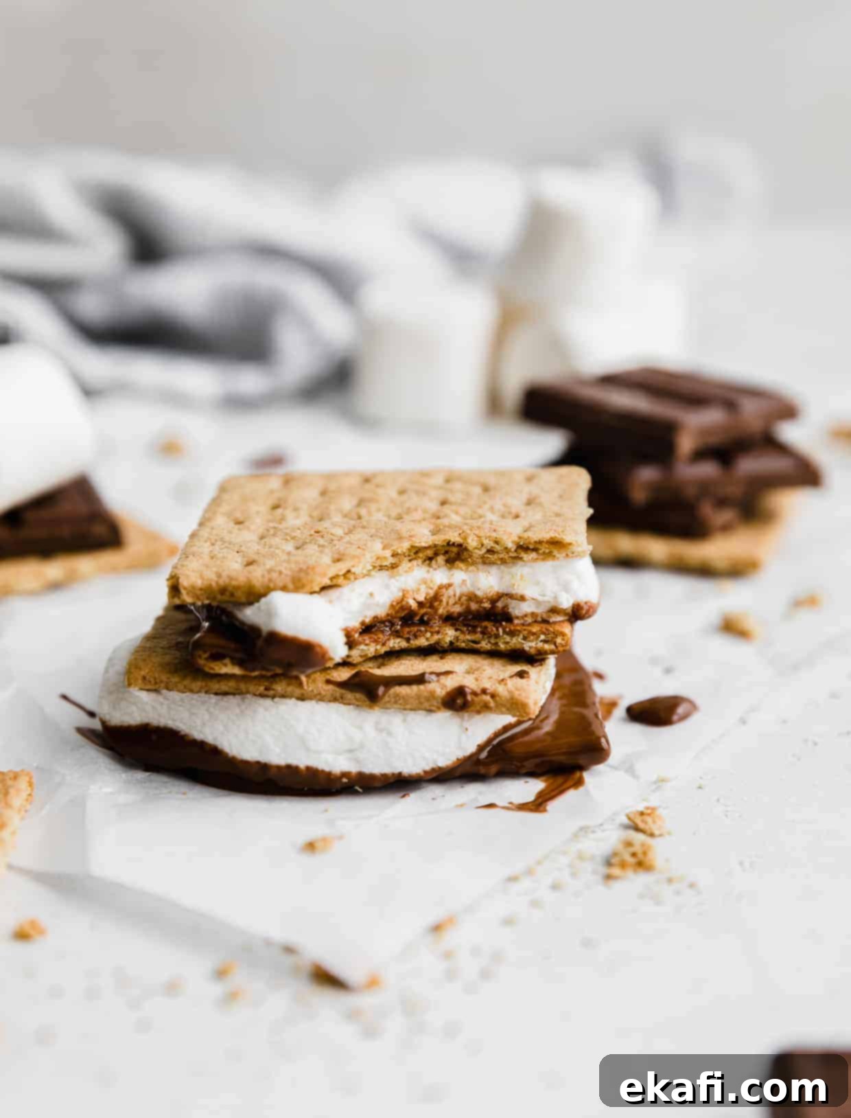 Φουρνιστά Σμορς 8 Μια S'more φούρνου με ένα δάγκωμα βγαλμένο από αυτήν.