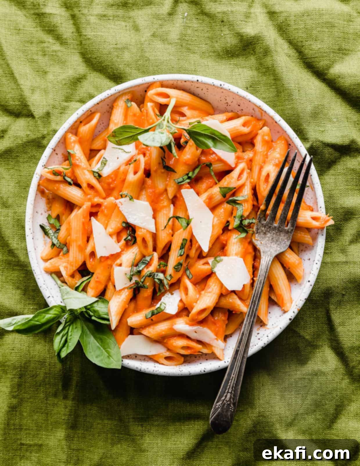 Perfect Penne Pomodoro 8 A beautifully plated Penne al Pomodoro on a white plate, resting on a textured green linen napkin, ready to be enjoyed.