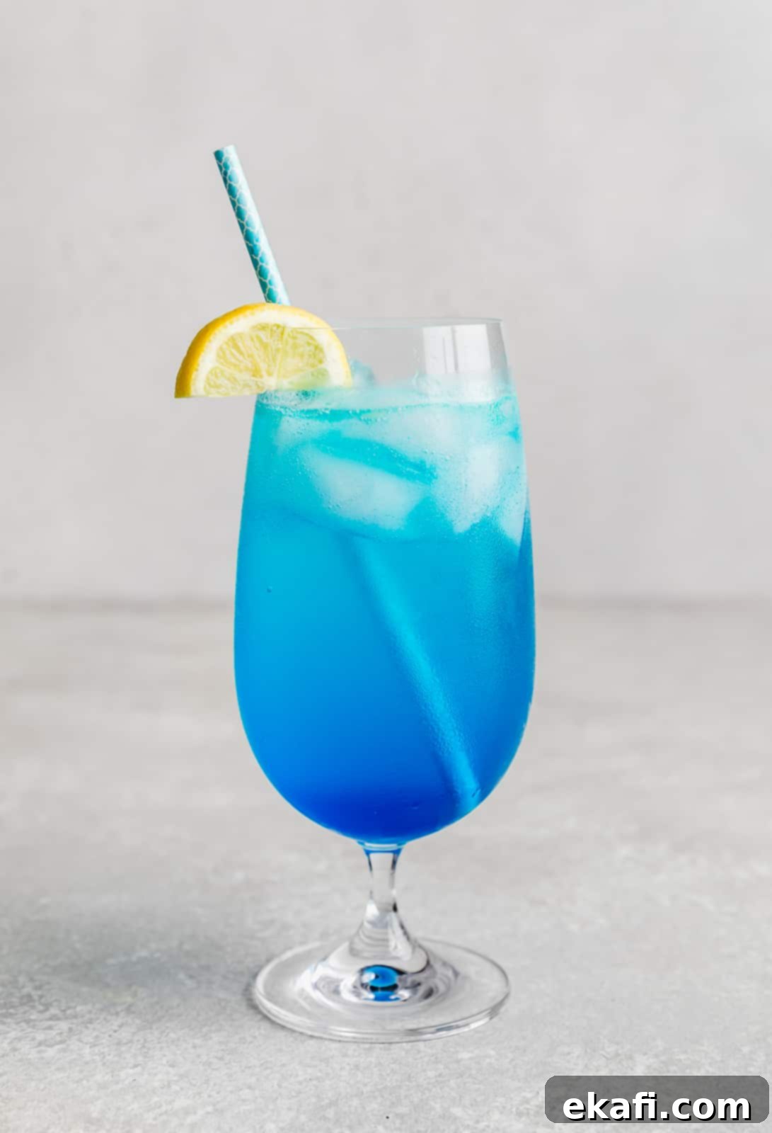 Γαλάζια Λιμνοθάλασσα Παρθένο Κοκτέιλ 2 Ένα Blue Lagoon Mocktail με λευκό φόντο.