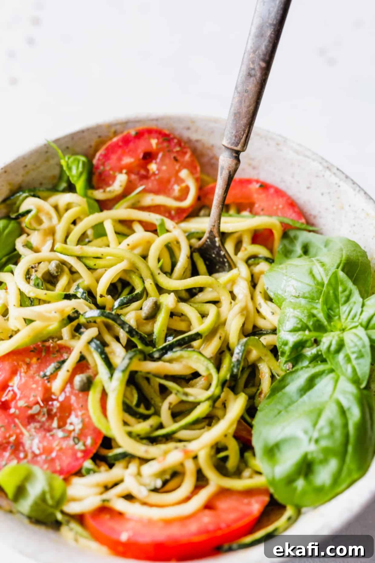 Fluted Zucchetti 6 Delicious zucchini noodles are used to make this 5-Minute Cheesy Zucchetti Bowl! This gluten-free and low-carb dish is topped with fresh basil and tomatoes.