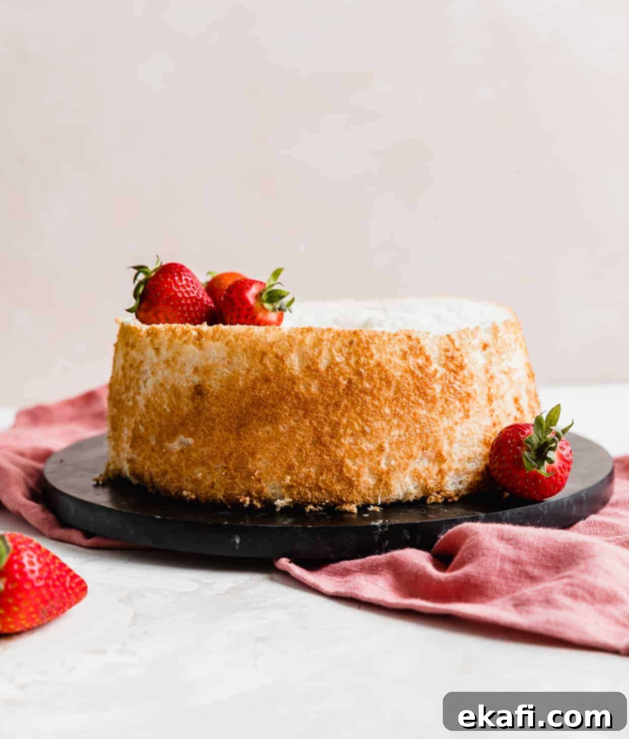 Συνταγή για Κέικ των Αγγέλων 2 Ένα κέικ Angel Food σε μαύρη στρογγυλή πιατέλα.