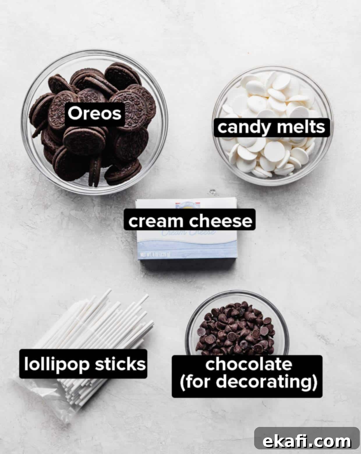 Μπουκιές Κέικ Όρεο 3 Υλικά για Oreo Cake Pop σε λευκό και γκρι φόντο.