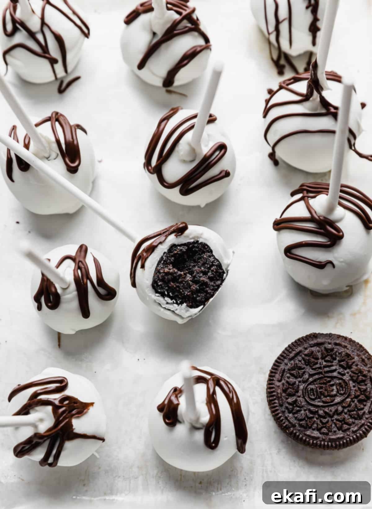 Μπουκιές Κέικ Όρεο 9 Oreo Cake Pops καλυμμένα με λευκή σοκολάτα και περιχυμένα με σοκολάτα.
