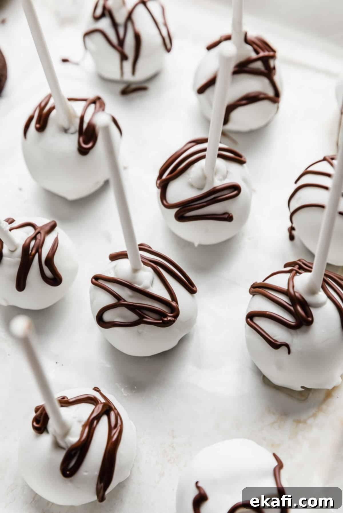 Μπουκιές Κέικ Όρεο 10 Oreo Cake Pops καλυμμένα με λευκή σοκολάτα και περιχυμένα με καφέ σοκολάτα από πάνω.