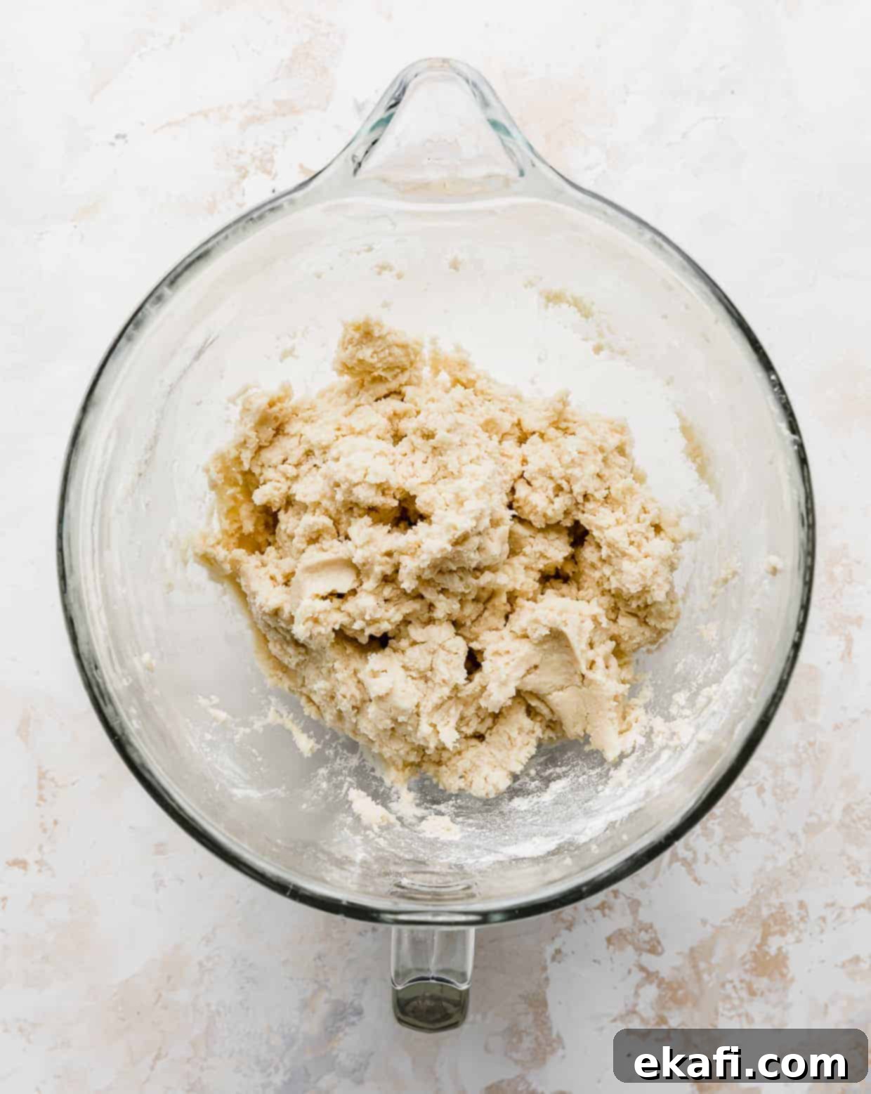 Συνταγή για Μπισκότα Ζάχαρης Crumbl 5 Ζύμη μπισκότων ζάχαρης σε ένα γυάλινο μπολ αναδευτήρα.