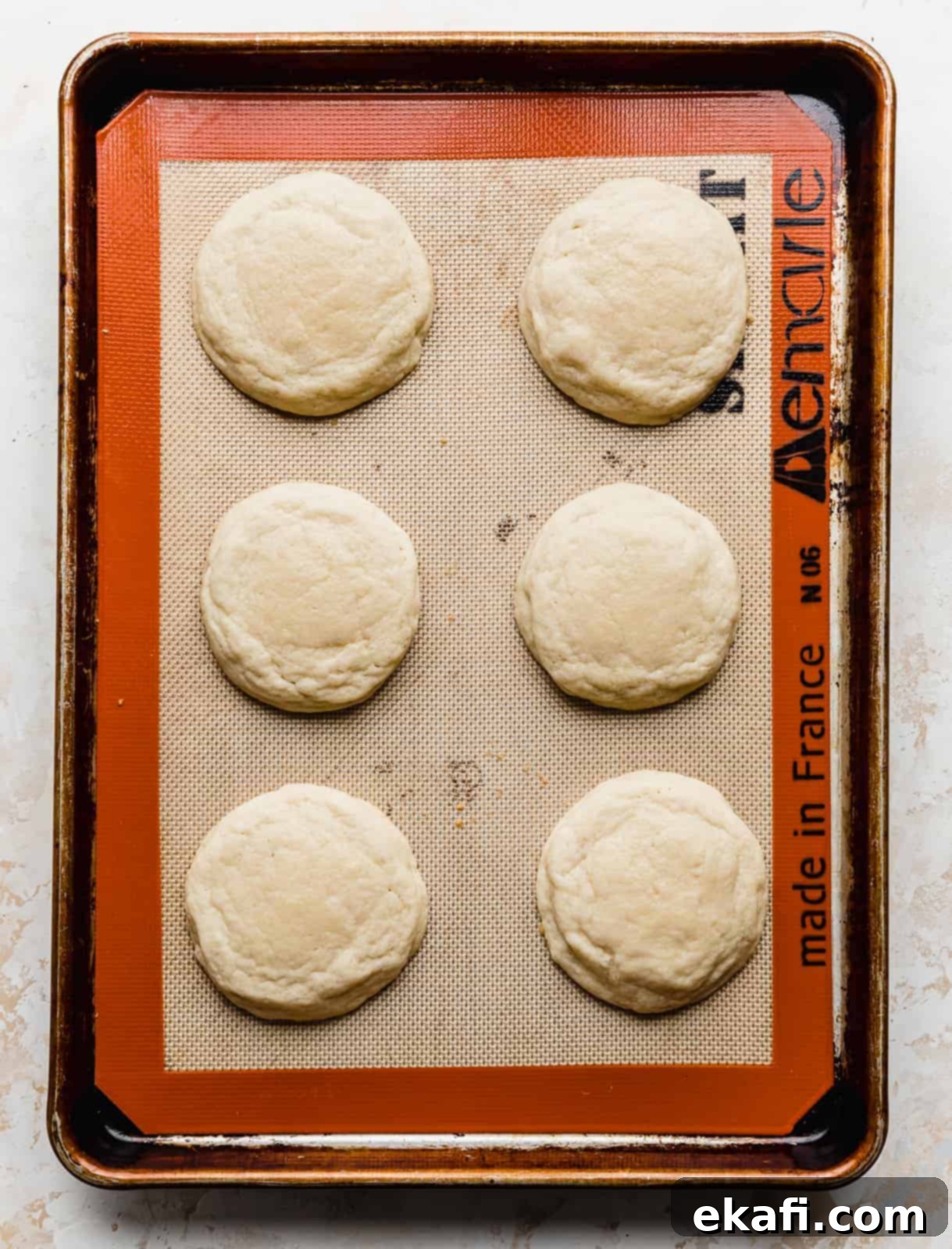 Συνταγή για Μπισκότα Ζάχαρης Crumbl 7 Έξι ψημένα μπισκότα ζάχαρης σε ένα ταψί.