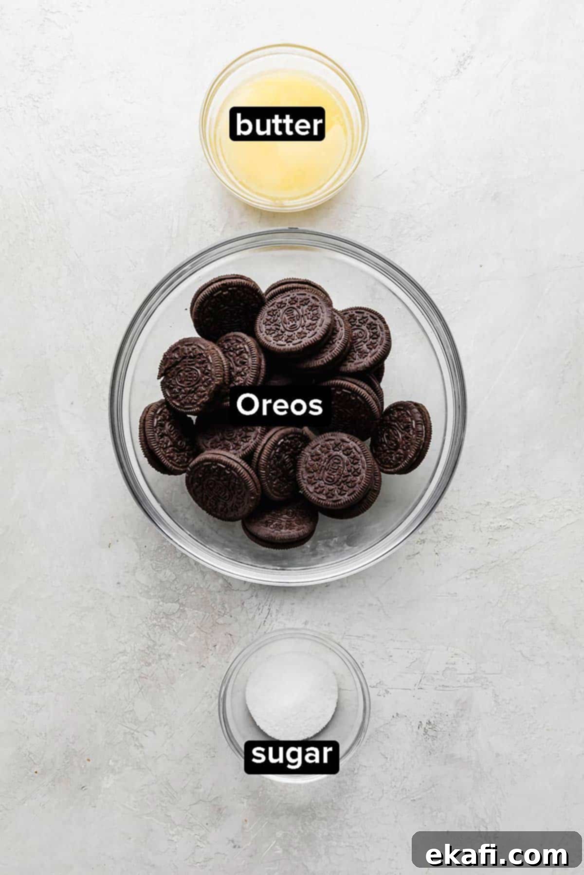 Ορέο Βάση Πίτας 3 Υλικά για βάση τάρτας Oreo σε γκρι φόντο.