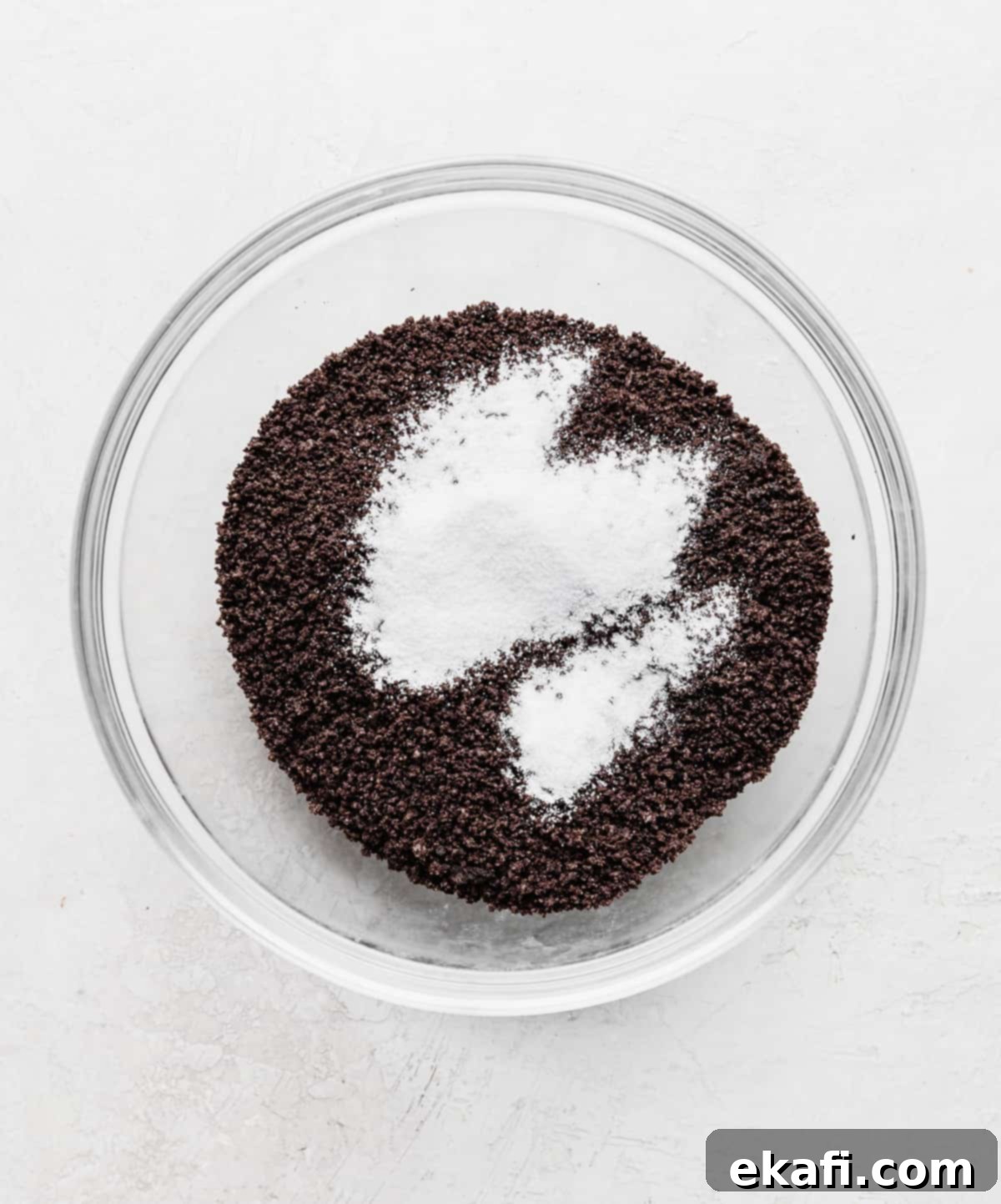 Ορέο Βάση Πίτας 5 Θρυμματισμένα ψίχουλα Oreo και λευκή ζάχαρη σε γυάλινο μπολ.