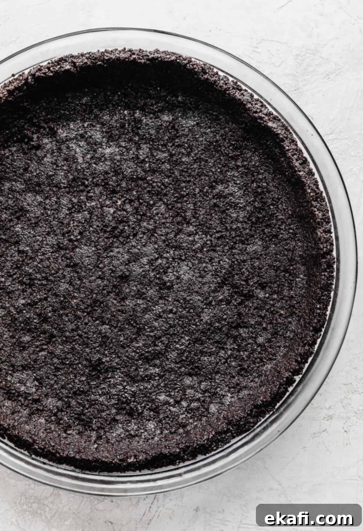 Ορέο Βάση Πίτας 9 Μια βάση τάρτας Oreo σε γκρι ανάγλυφο φόντο.