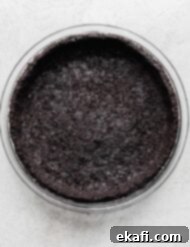 Ορέο Βάση Πίτας 10 Μια βάση τάρτας Oreo σε γυάλινο ταψί τάρτας σε γκρι φόντο.