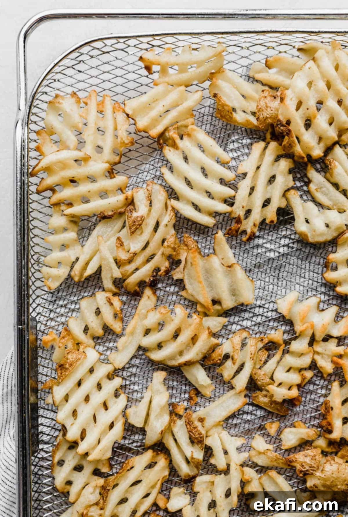 Πατάτες Waffle στη Φριτέζα Αέρος 6 Πιάτο με χρυσαφένιες, τραγανές πατάτες βάφλα, έτοιμες για σερβίρισμα με το αγαπημένο σας ντιπ.