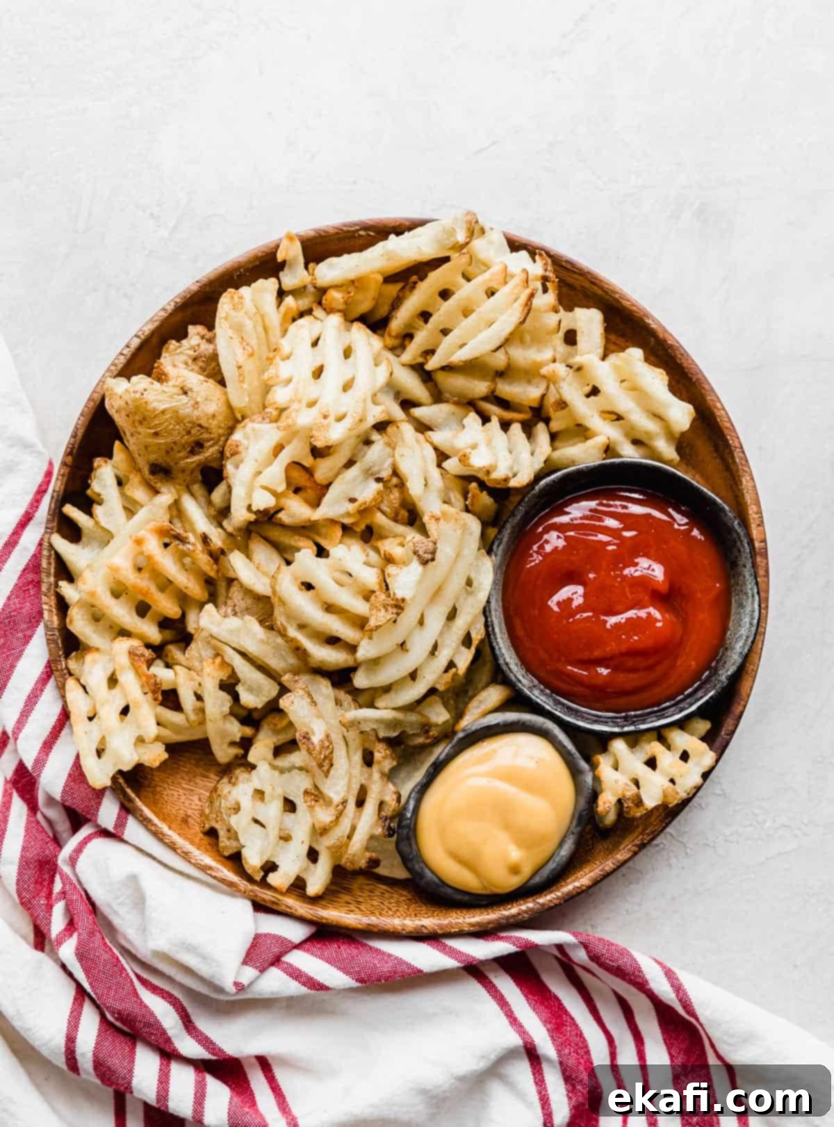 Πατάτες Waffle στη Φριτέζα Αέρος 7 Ένα πιάτο με τραγανές πατάτες βάφλα, έτοιμες για να βουτήξετε στις αγαπημένες σας σάλτσες.