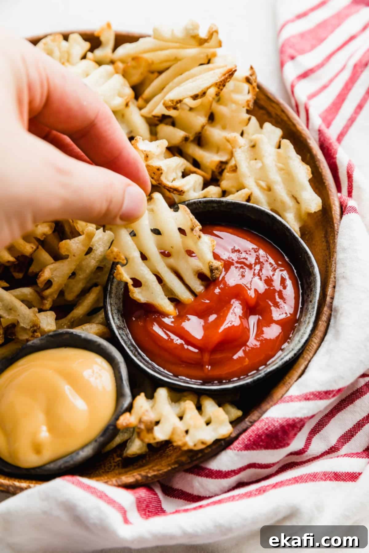 Πατάτες Waffle στη Φριτέζα Αέρος 8 Πιάτο με τελειωμένες, τραγανές πατάτες βάφλα, με ελαφρύ αλάτι και μπαχαρικά, έτοιμες για απόλαυση.
