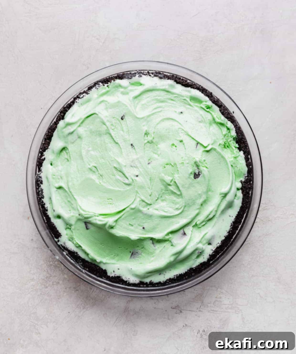 Ασφάλτινη Πίτα 4 Μια βάση Oreo γεμάτη με πράσινο παγωτό μέντας με κομματάκια σοκολάτας.