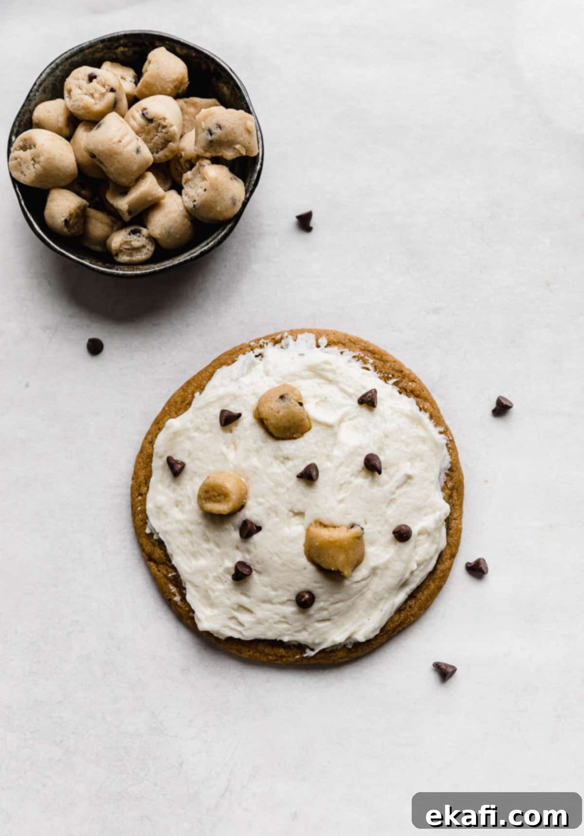 Κραμπλ Μπισκότα Ζύμης Μπισκότου 12 Ένα μόνο Crumbl Cookie Dough Cookie σε λευκό φόντο.