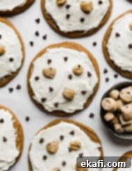 Κραμπλ Μπισκότα Ζύμης Μπισκότου 13 Crumbl Cookie Dough Cookies με λευκό γλάσο με γεύση παγωτού, μικροσκοπικά κομματάκια σοκολάτας και βρώσιμα κομμάτια ζύμης μπισκότων.