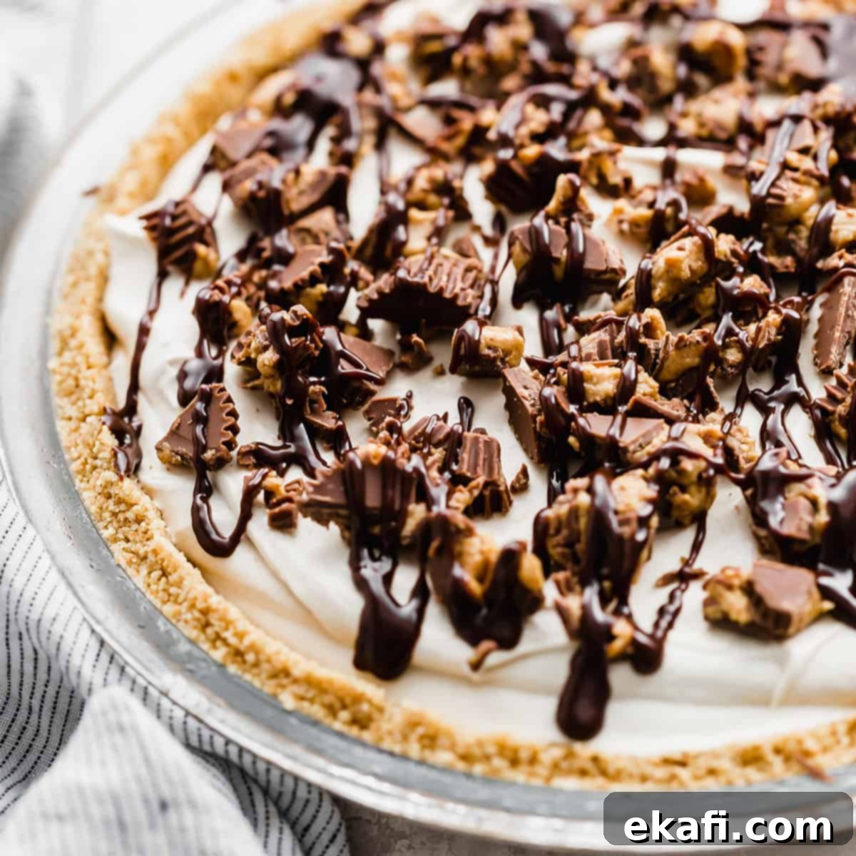 Οι Απόλυτες Πίτες Ευχαριστιών 13 Μια No-Bake Peanut Butter Pie με ζεστή σάλτσα σοκολάτας και ψιλοκομμένα σοκολατάκια φυστικοβούτυρο.