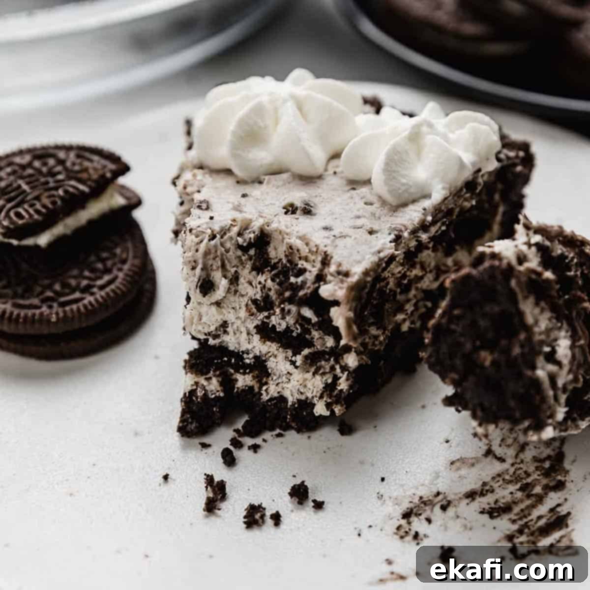 Οι Απόλυτες Πίτες Ευχαριστιών 19 Φέτα τάρτας Oreo, Cookies and Cream Pie, με ένα δάγκωμα αφαιρεμένο από την τάρτα.