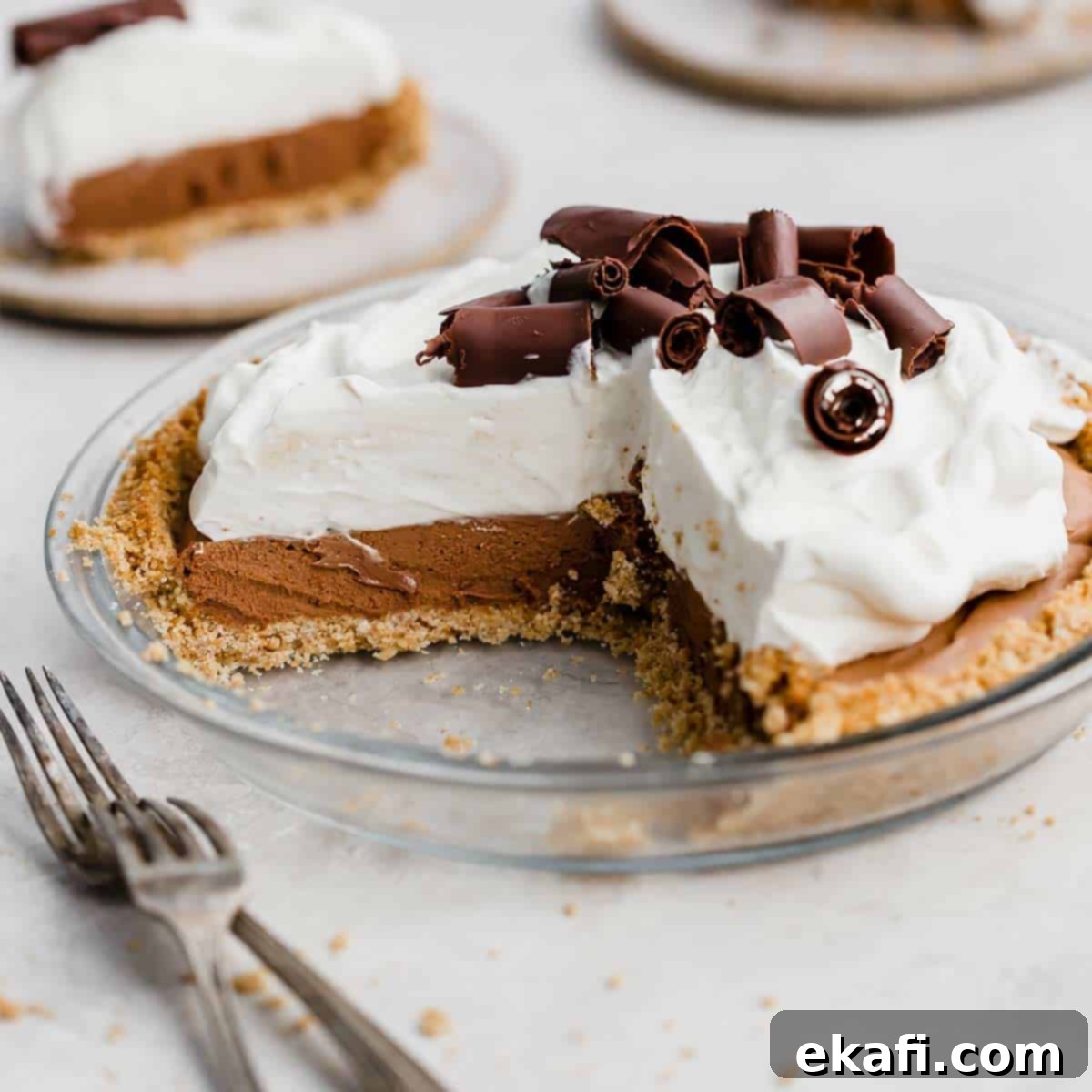 Οι Απόλυτες Πίτες Ευχαριστιών 7 Μια French Silk Pie σε κρούστα από μπισκότα Digestive με μια φέτα αφαιρεμένη από την πλήρη τάρτα.