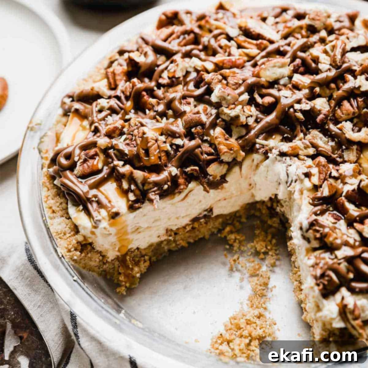 Οι Απόλυτες Πίτες Ευχαριστιών 8 Μια Turtle Pie με κρούστα πεκάν, γέμιση κρέμας τυριού καραμέλας, και επικάλυψη σοκολάτας, καραμέλας και πεκάν.