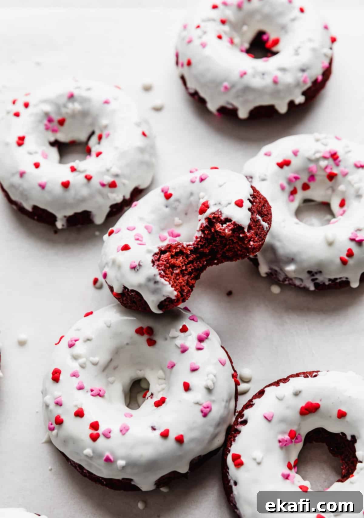 Κόκκινο Βελούδο Ντόνατς 14 Ένα ντόνατ Red Velvet με επικάλυψη λευκής σοκολάτας, δαγκωμένο.