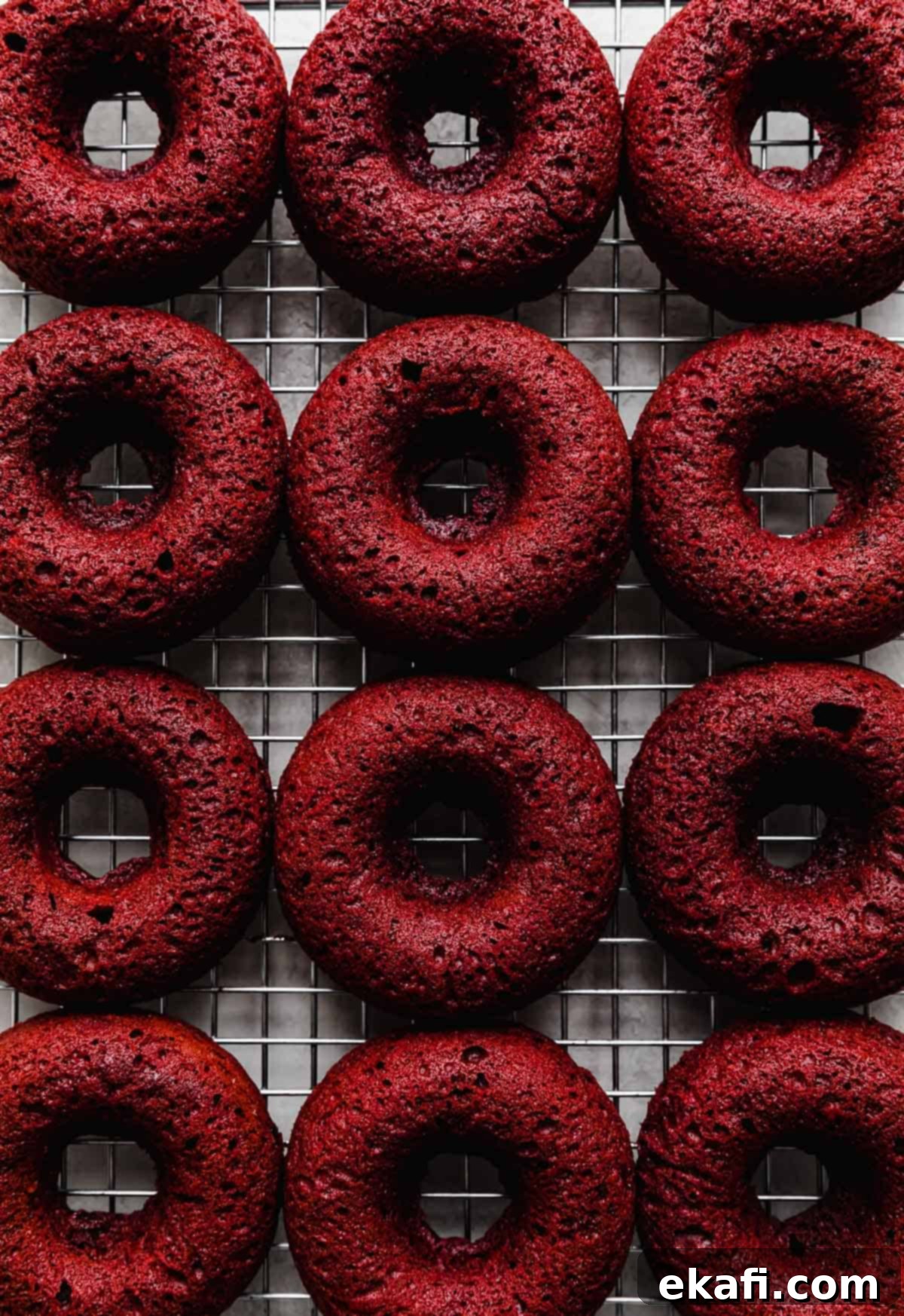 Κόκκινο Βελούδο Ντόνατς 9 Ψημένα Ντόνατς Red Velvet σε σχάρα ψύξης.
