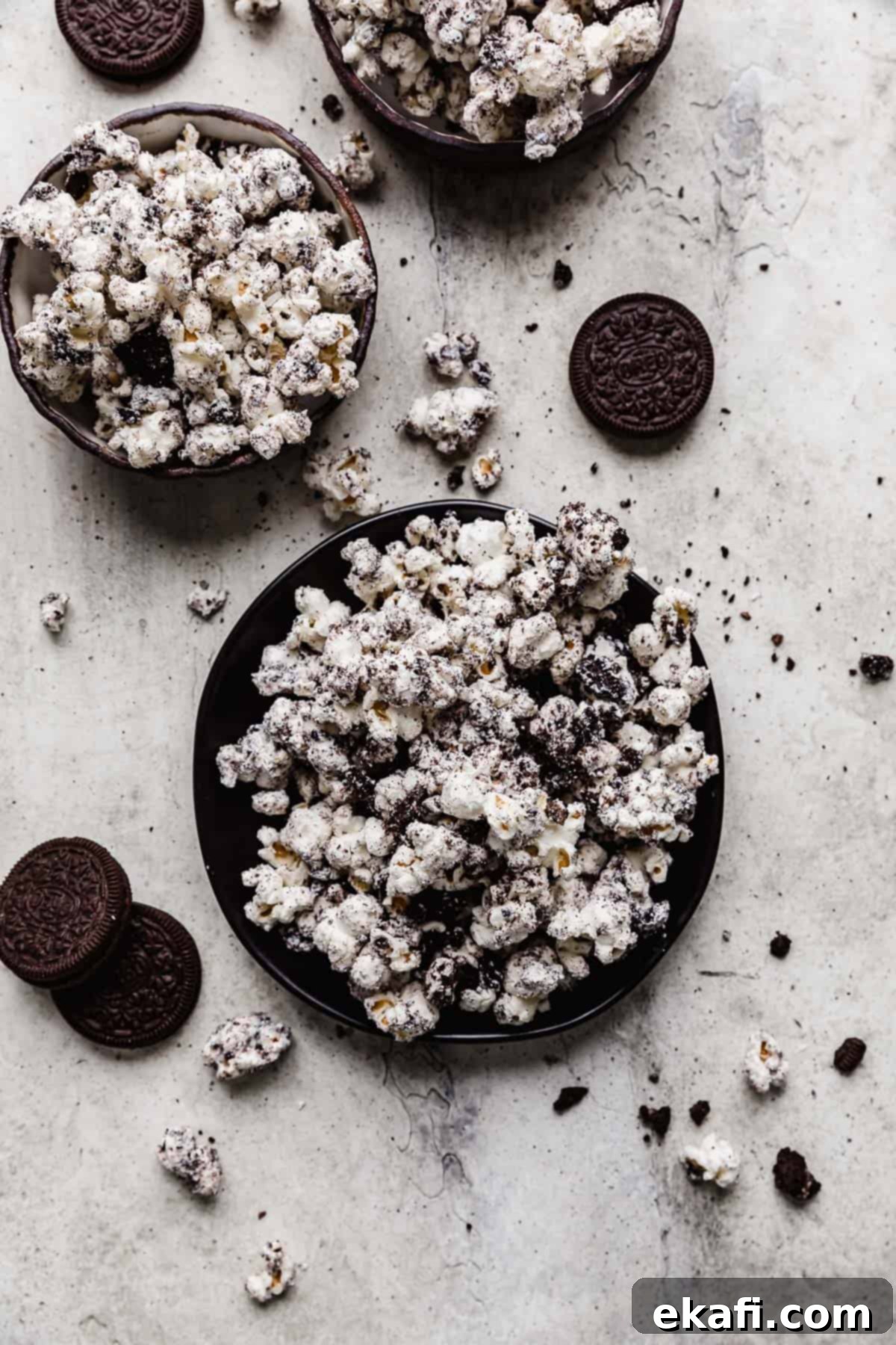 Όρεο Ποπκόρν 9 Ποπ Κορν Oreo σε μαύρο πιάτο.