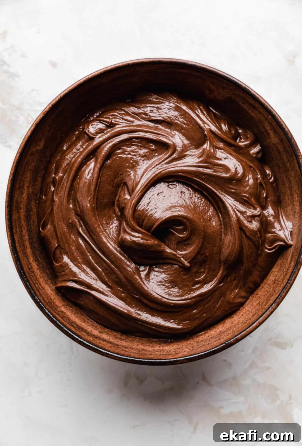 Σαντιγί Νουτέλλας 2 Σαντιγί Nutella σε ένα καφέ μπολ σε λευκό φόντο.