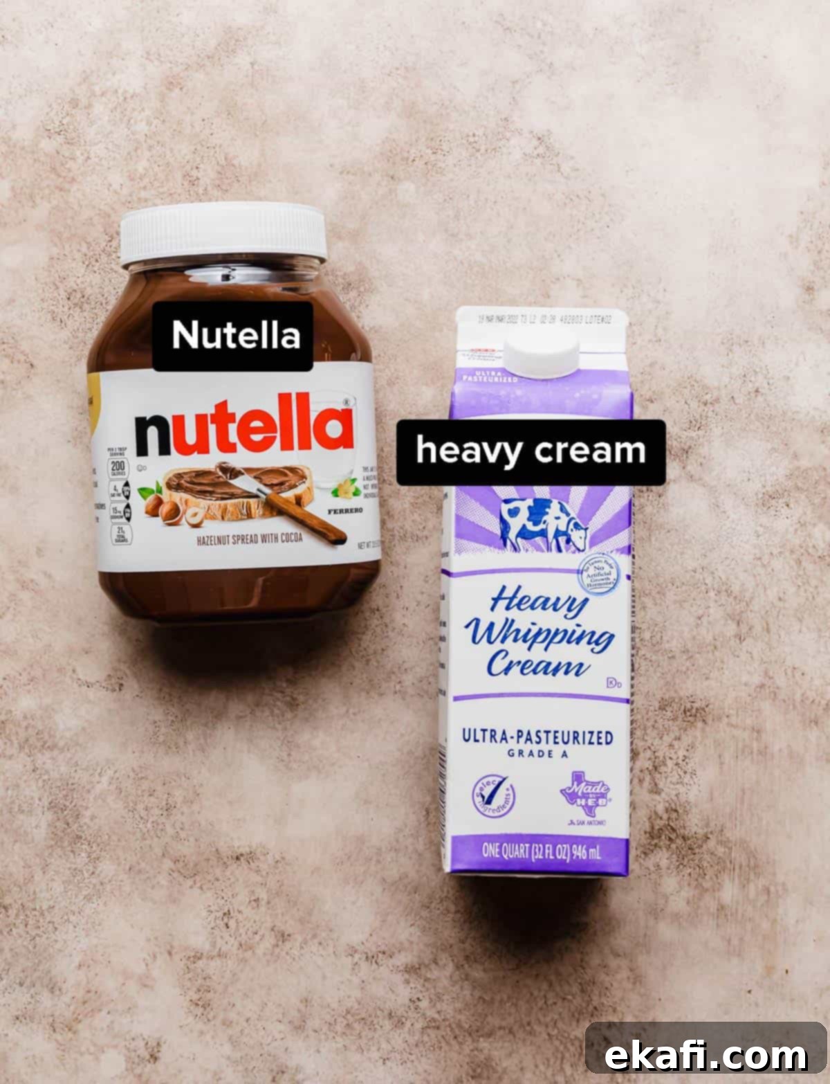Σαντιγί Νουτέλλας 3 Ένα βάζο Nutella και κρέμα γάλακτος πλήρες λιπαρά σε ανοιχτό καφέ φόντο.