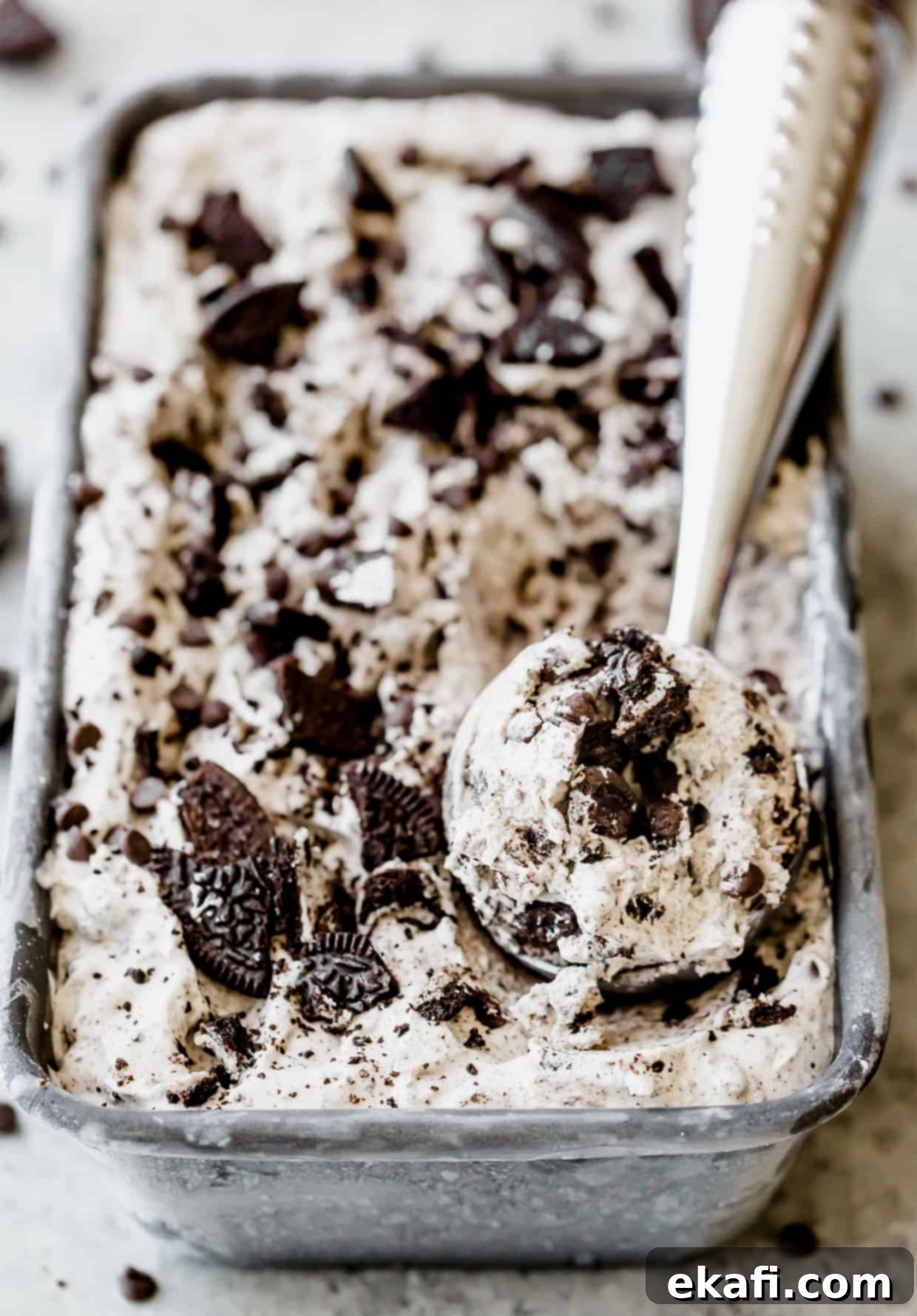 Εύκολο Παγωτό Όρεο 2 Μια κουταλιά παγωτό Oreo πάνω από το παγωτό.