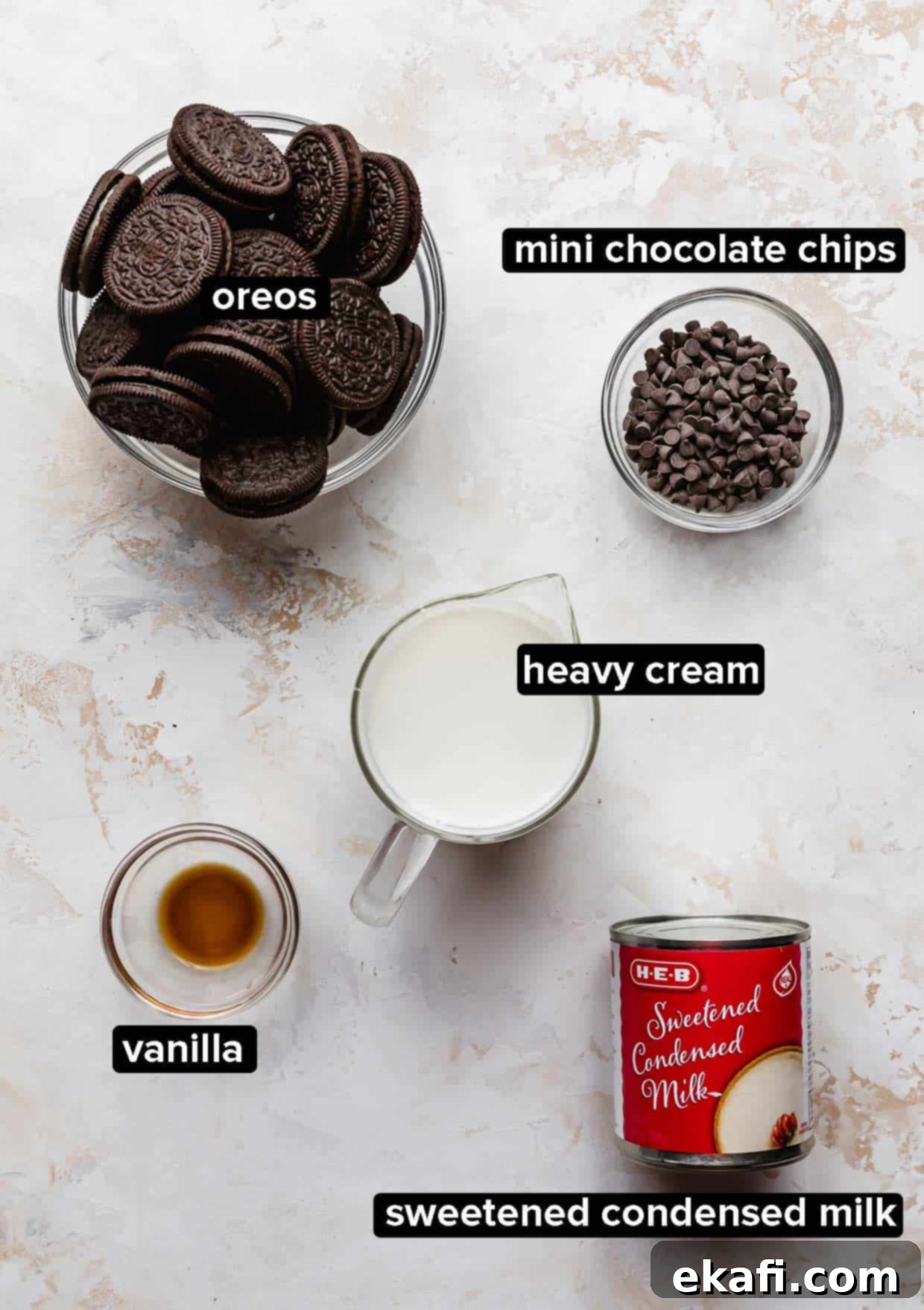 Εύκολο Παγωτό Όρεο 3 Συστατικά για παγωτό Oreo χωρίς χτύπημα, σε λευκό και κρεμ φόντο.
