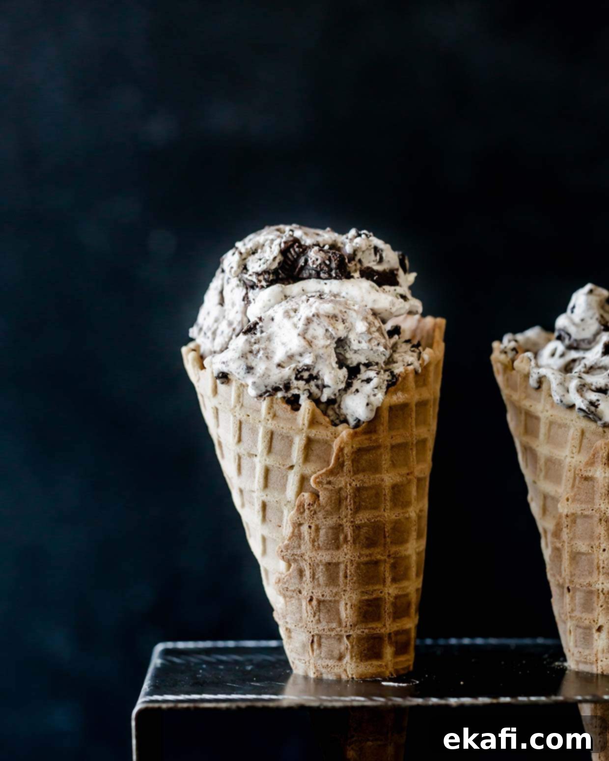 Εύκολο Παγωτό Όρεο 8 Παγωτό Oreo σε χωνάκι βάφλας σε μαύρο φόντο.
