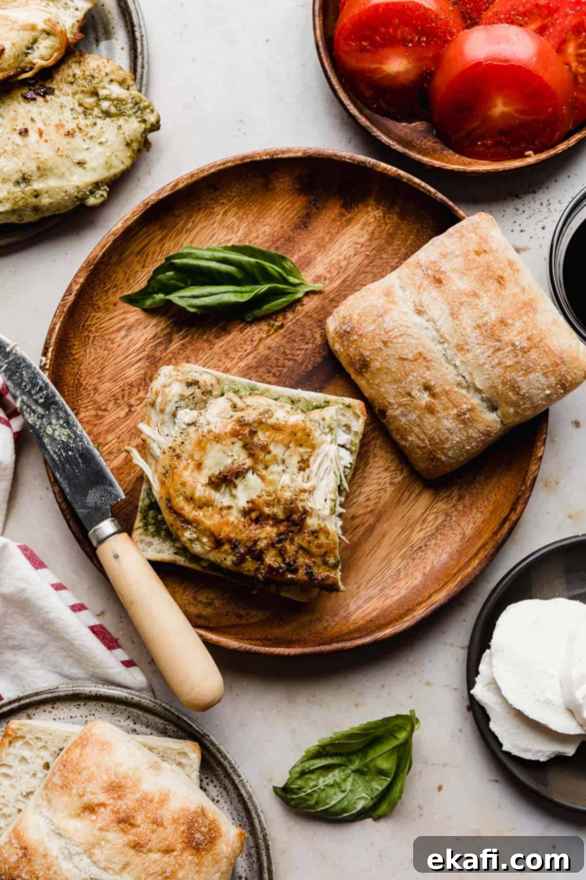 Σάντουιτς Κοτόπουλο Καπρέζε 5 Ένα τετράγωνο καρβέλι τσιαπάτας με ένα ψητό φιλέτο κοτόπουλου πάνω στο ψωμί.