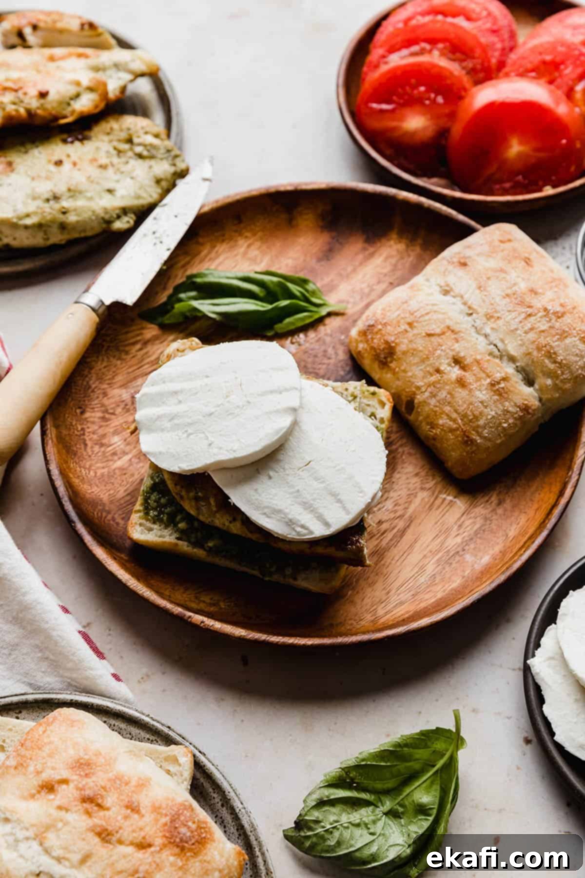 Σάντουιτς Κοτόπουλο Καπρέζε 6 Ένα σάντουιτς καπρέζε με φρέσκια μοτσαρέλα από πάνω.
