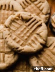Crumbl Κλασικά Μπισκότα Φυστικοβούτυρου 10 Κοντινή φωτογραφία ενός κλασικού Κουλουρακιού Φυστικοβούτυρου με σταυρωτά σχέδια από πιρούνι στην κορυφή του κουλουρακιού.