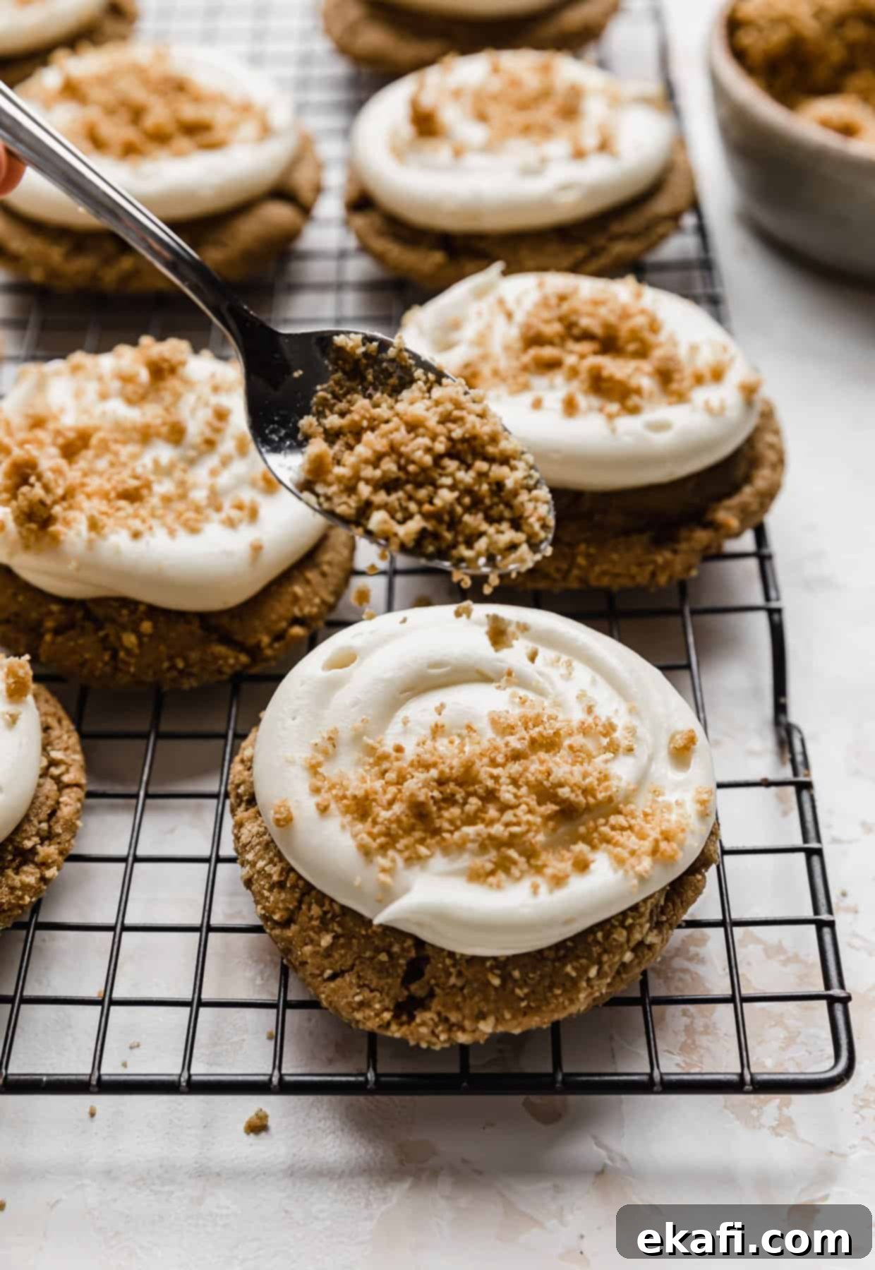 Η Νέα Υόρκη σε Μπισκότο Τσίζκεϊκ 12 Ψίχουλα graham cracker πασπαλίζονται πάνω από ένα μπισκότο graham cracker με γλάσο cheesecake βανίλιας.