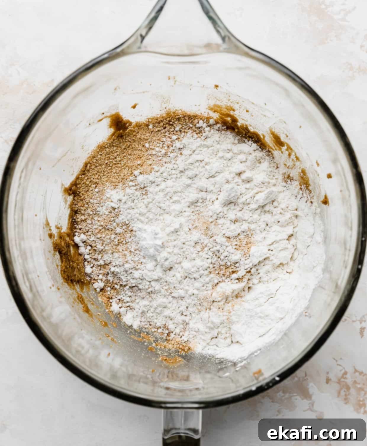 Η Νέα Υόρκη σε Μπισκότο Τσίζκεϊκ 6 Ψίχουλα graham cracker και αλεύρι σε γυάλινο μπολ ανάμειξης.